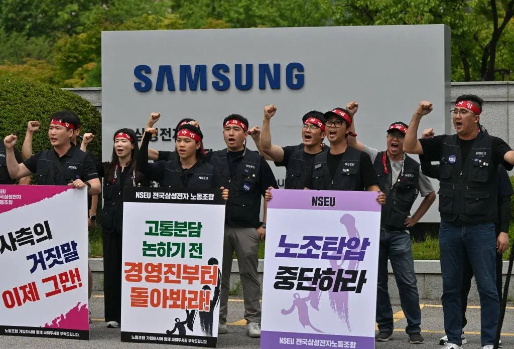 Акции Samsung упали на 8 6 из за отказа профсоюза продолжить переговоры с руководством компании Более 50 тысяч сотрудников планируют начать 18 дневную забастовку 21 мая 2026 года Ущерб по операционной прибыли Samsung может превысить 20 млрд vc ru invest 2926159