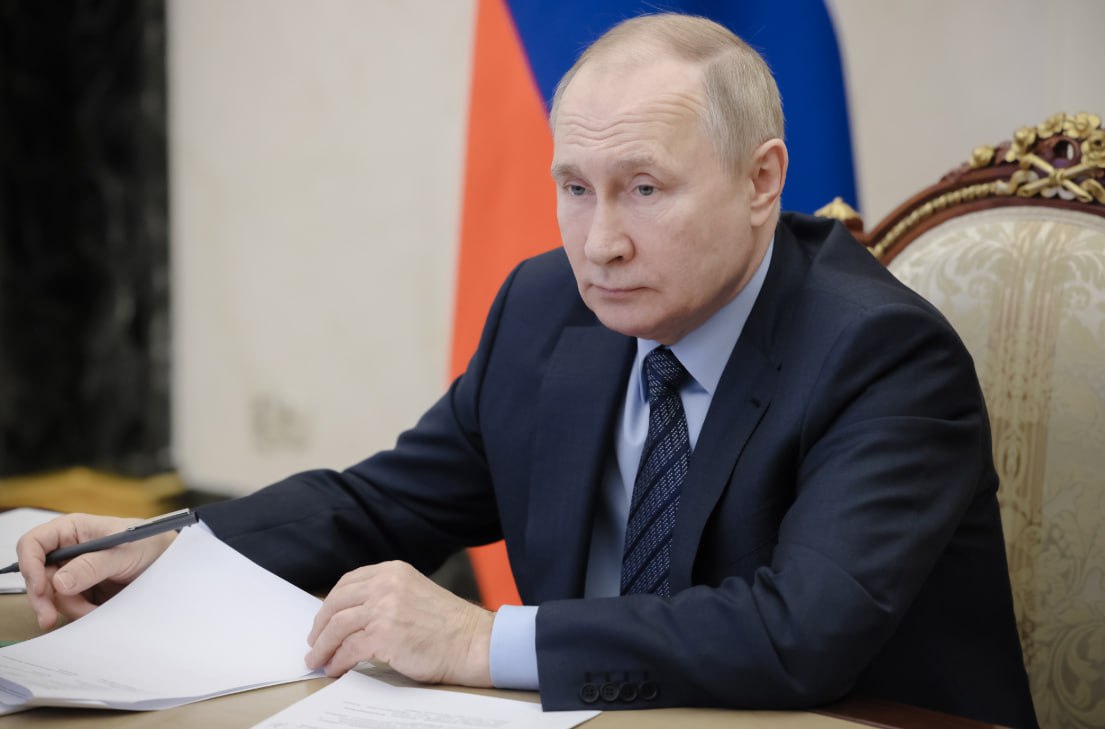Путин продлил на два года контрсанкционные ограничения на ввоз и вывоз товаров Президент России Владимир Путин продлил до конца 2027 года ограничения на вывоз и ввоз в РФ определенной продукции введенные в ответ на западные санкции Соответствующий указ подписан главой государства Первая редакция документа датирована 8 марта 2022 года ей и были введены ограничения Правительство РФ в рамках указа приостановило вывоз более 200 наименований товаров и оборудования ранее ввезенных в страну из за рубежа В перечень вошли в частности технологическое телекоммуникационное медицинское оборудование транспортные средства сельхозтехника электрическая аппаратура Исключение было сделано для дружественных стран и товаров перевозимых гражданами для личного пользования Ограничения несколько раз продлевались в том числе до кона 2025 года Теперь они пролонгрированы до 31 декабря 2027 года