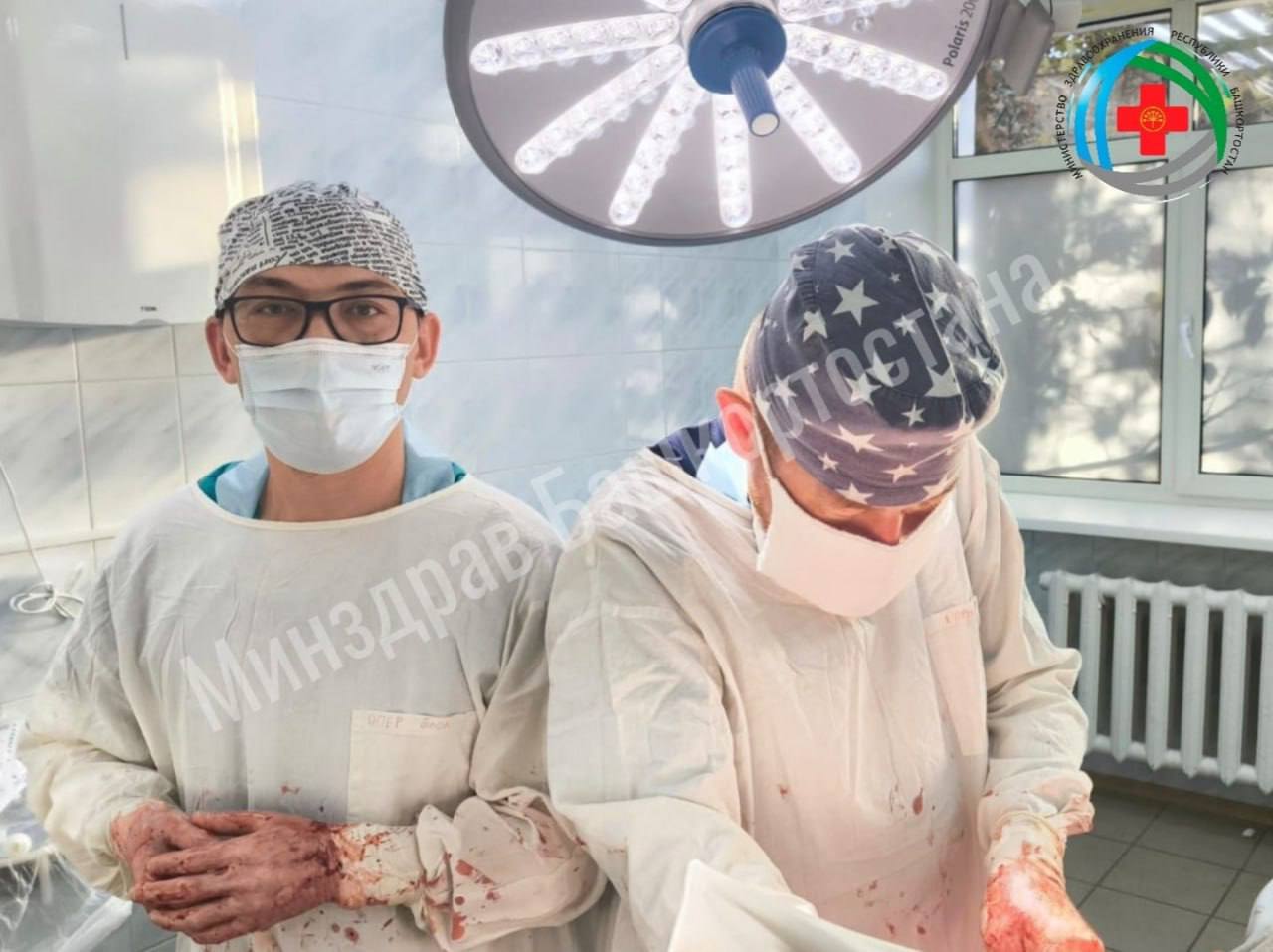 В Кумертау врачи спасли молодого человека с ножевым ранением сердца В приёмный покой больницы поступил 30 летний парень с ножевым ранением грудной клетки Ситуация была крайне серьёзной компьютерная томография выявила повреждение сердца Единственный способ спасти ему жизнь была экстренная операция Благодаря высокому профессионализму и слаженной работе команды удалось провести ушивание раны сердца Парен потерял много крови но выжил Сегодня его выписали из больницы