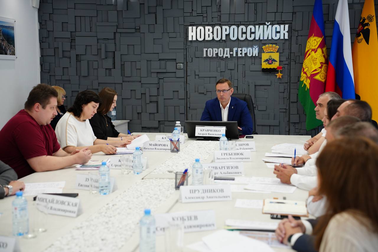  Встретился с жителями города-героя на приеме граждан. Новороссийцы обратились с вопросами подачи электроэнергии, улучшения жилищных условий, благоустройства общественных территорий и земельных правоотношений. По всем обращениям определен порядок решения. Темы, которые требуют детальной проработки – на контроле курирующих специалистов. Прием граждан – это возможность не только решить волнующие вопросы новороссийцев, но и обсудить реализацию значимых проектов. Совместно с жителями рассмотрели возможности благоустройства общественных пространств.