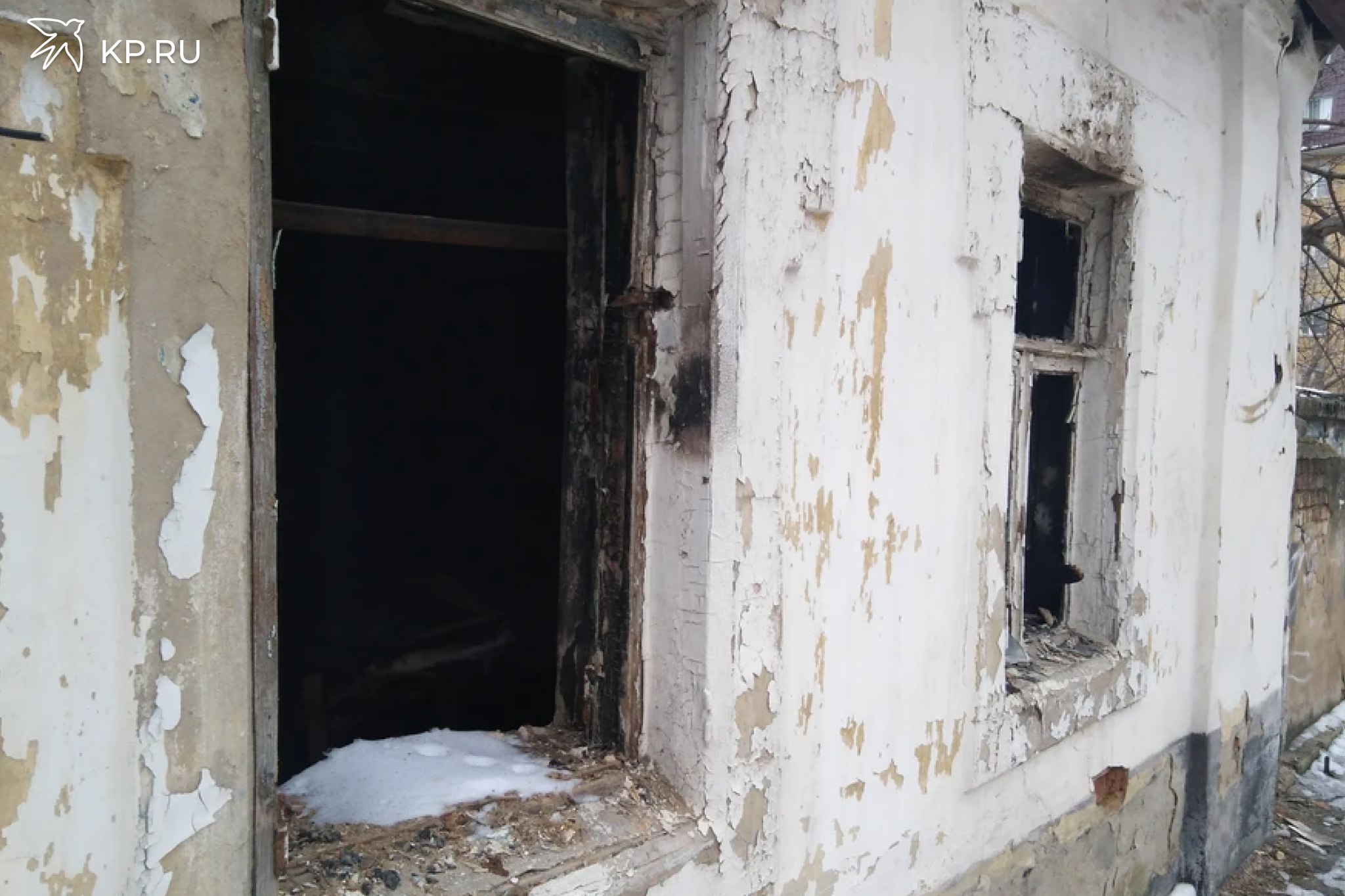 В Воронежской области в своем доме сгорел 61-летний мужчина В селе Радченское Богучарского района Воронежской области накануне произошел серьезный пожар. Как сообщили в пресс-службе ГУ МЧС по региону, в 22.49 18 июня на пульт дежурного позвонили и сообщили о возгорании жилого дома на улице Горького. Пожар охватил жилую комнату, прихожую и веранду. По всей площади дома в результате ЧП обрушилась кровля. Пожар ликвидировали силами шести спасателей и двух машин спецтехники в 23.15. На месте ЧП обнаружили погибшим 61-летнего хозяина дома. Причину пожара выясняют эксперты.