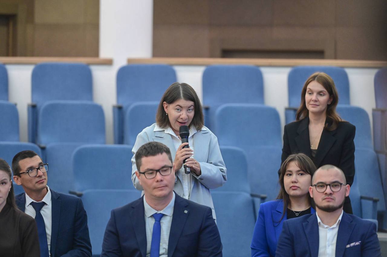 Победители и призеры конкурсов «Лучший молодой ученый» и «Лучший молодой преподаватель» обсудили с Раисом важные инициативы!    Раис Татарстана Рустам Минниханов встретился с молодыми педагогами и учеными республики. Встреча прошла в новом музее образования «Белем» в КФУ.    Рустам Нургалиевич поддержал несколько наших интциатив:   организация Конгресса молодых ученых. Событие будет приурочено к 30-летию регионального молодежного движения молодых ученых и специалистов Республики Татарстан в 2026 году!   вручение гран-при в конкурсе «Лучший молодой ученый» на ежегодной основе с выделением премии победителям 1,1 млн рублей.    подготовка заявки на участие Татарстана в проведении Всероссийского  конкурс «Золотые имена высшей школы» в Казани. Это конкурсный отбор самых достойных представителей профессорско-преподавательского состава, которые имеют личный успех и достижения на уровне страны
