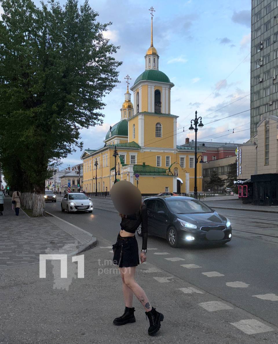 Началась проверка по факту публикации фотосессии на фоне храма и православного креста. МВД России по Пермскому краю проверяют информации о девушке, которая устроила полуголый манифест, прикрываясь искусством. Кстати, к фото напротив церкви у 25-летней Елизаветы особая любовь. Подписаться Прислать новость
