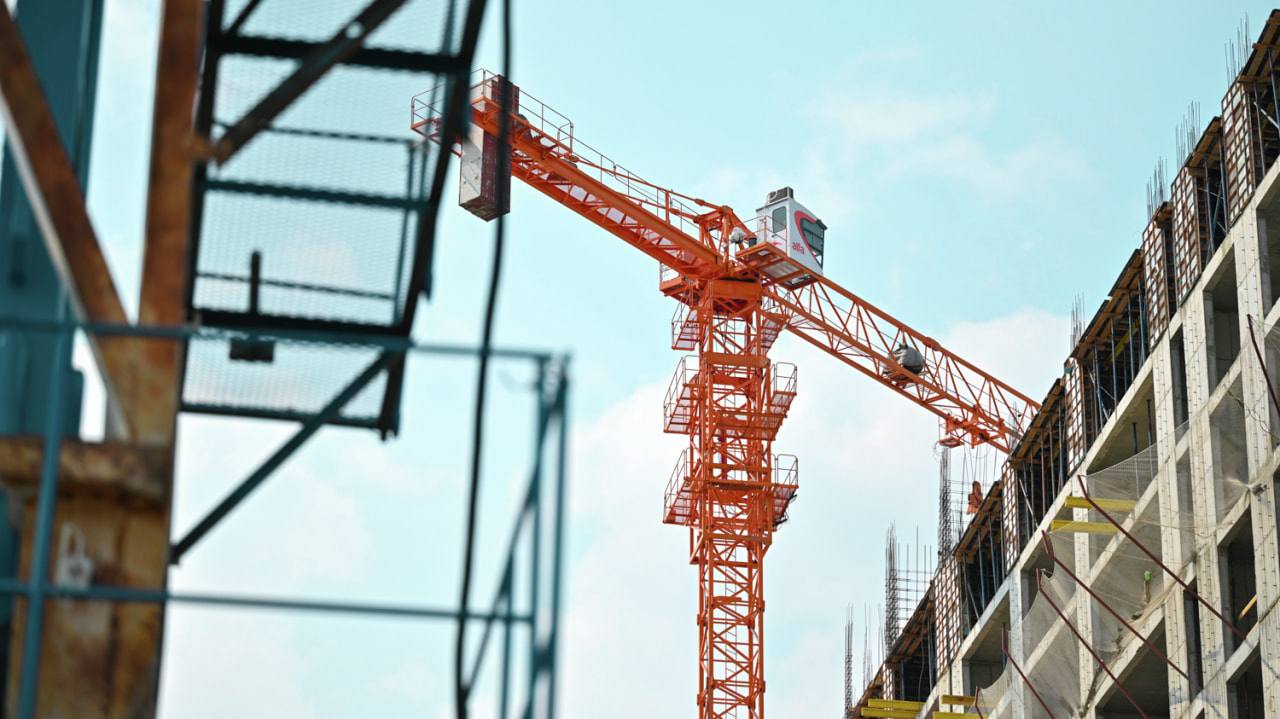 Для кого строятся новые микрорайоны не смог ответить главный архитектор края В Закдуме прошло обсуждение механизма КРТ в частности депутаты подняли вопрос нехватки социальных учреждений Выяснилось что на почти 50 проектов застройки по краю приходится всего четыре новых школы два медучреждения и лишь две тысячи мест в детсадах Парламентарий Всеволод Мохирев заявил что речь идет о нарушении нормативов и призвал менять подход к проведению публичных слушаний Сейчас мнения и замечания людей в том числе по поводу инфраструктуры почти не учитываются Прочитать статью полностью Подписаться на DVHAB   Написать в DVHAB