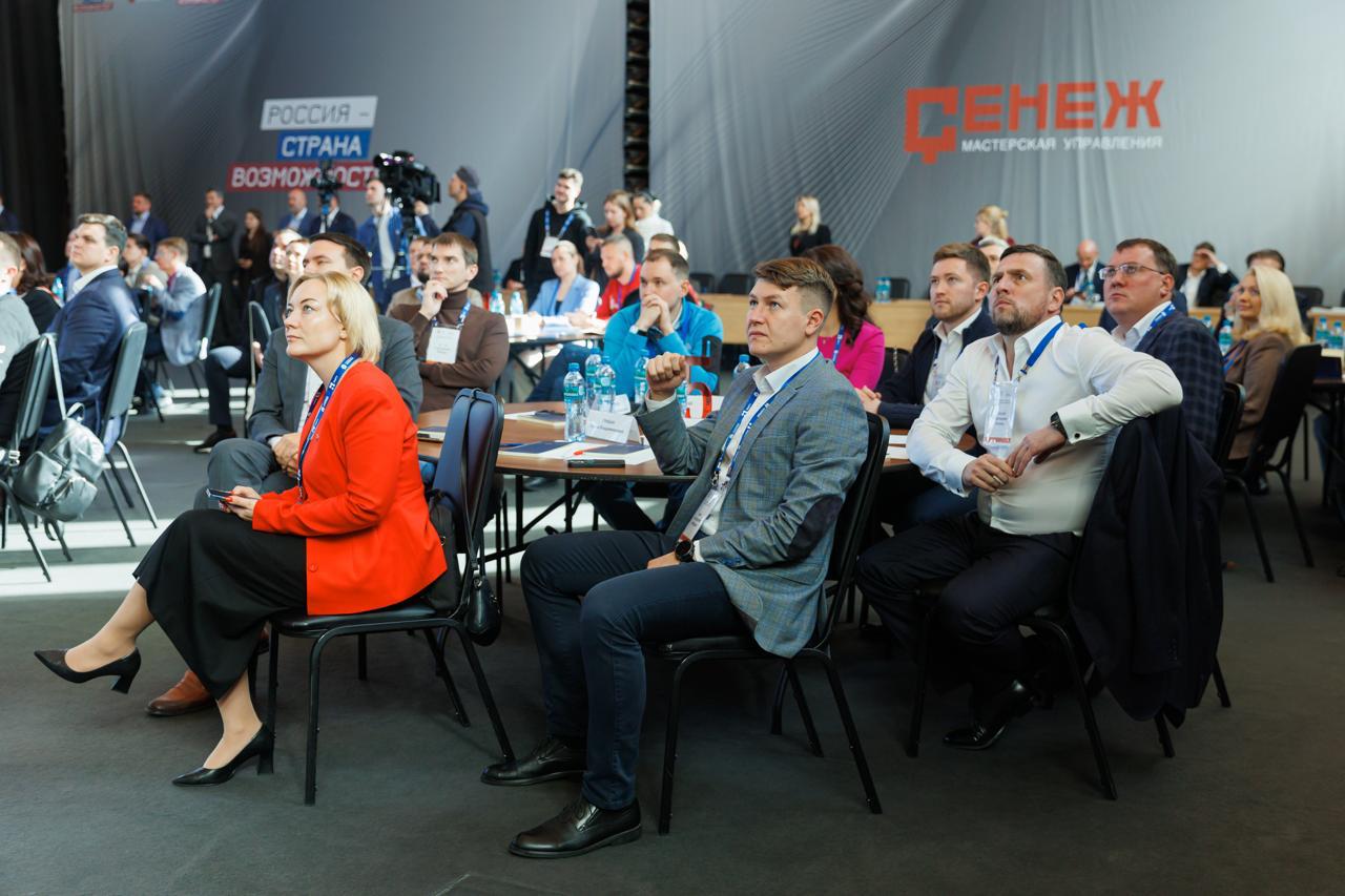 В Мастерской управления Сенеж стартовало обучение 105 финалистов конкурса Лидеры России Политика Перед участниками выступят наставники опытные политики и управленцы и эксперты из разных сфер На открытии обучения с приветственным словом к участникам обратился первый заместитель Руководителя Администрации Президента России Сергей Кириенко Сложные задачи сегодня берутся только командной работой Поэтому наша с вами общая задача чтобы вы вышли из программы обучения не только с ростом компетенций новым опытом и с уверенностью в себе но и стали командой Если вы обретете чувство плеча понимание что рядом с вами еще почти сотня талантливых людей на которых вы можете опереться то каждый из вас станет намного сильнее Россия станет намного сильнее потому что вы сегодня уже команда Президента нашей страны Владимира Владимировича Путина по прямому решению которого проводится и этот конкурс и эта программа обучения putin life