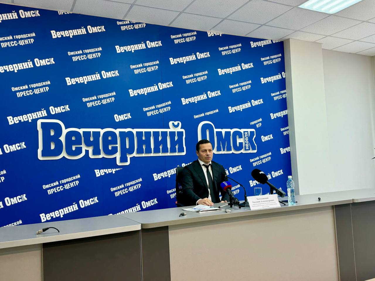 Сегодня в городском пресс-центре обсудили с представителями СМИ вопросы вовлечения омичей в спорт и физическую культуру.  В целях мотивации жителей к систематическим занятиям физической культурой и спортом наш департамент организует различные физкультурно-оздоровительные и спортивные мероприятия. На базе подведомственных учреждений доступны разнообразные массовые занятия, охватывающие широкий спектр возрастов. Особое внимание уделяется созданию комфортных и доступных условий для занятий спортом в каждом районе города.  В 2025 году планируется ремонт 24 спортивных площадок и пройдут ремонтные работы в 18 спортивных учреждениях.   Мы продолжим реализацию мер по созданию необходимых условий для самостоятельных занятий физической культурой, спортом и приобщению всех возрастных категорий населения города Омска к здоровому образу жизни. Эта работа позволит к 2030 году увеличить долю систематически занимающихся физической культурой и спортом до 70 %, как и обозначено Президентом России Владимиром Путиным.