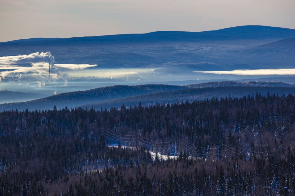 Спасатели дежурят на самых популярных туристических маршрутах Южного Урала До 11 января спасательные посты будут работать на территории Национального парка Таганай и в Природном парке Иремель Перед выходом в поход соблюдайте простые правила Зарегистрируйтесь сообщите количество людей в группе направление движения запланированное время начала завершения прогулки и контактные телефоны Заранее сообщите родным о своём маршруте Возьмите с собой заряженный телефон пауэрбанк воду тёплую одежду и спички Если вы заблудились оставайтесь на месте и звоните на 112 MobChel74 eoblast