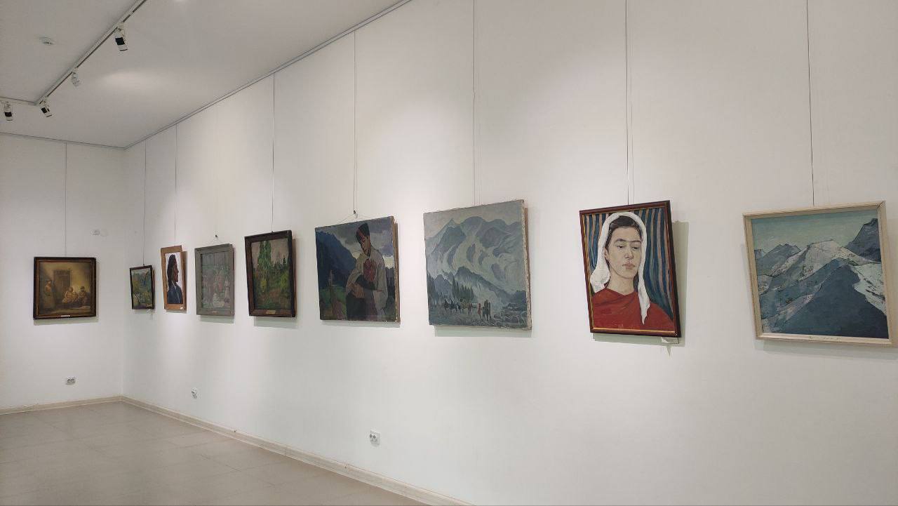 Ко Дню семьи, любви и верности в картинной галерее Карачаево-Черкесского музея-заповедника открылась тематическая выставка художественных работ из фондов учреждения Экспозиция включает произведения в жанрах портрета, пейзажа и живописи, раскрывающие темы семейных ценностей, душевной близости и единства с природой. Выставка будет работать до 9 июля.