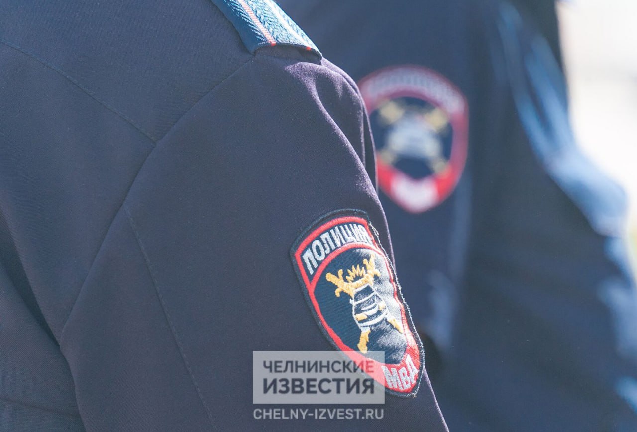 Челнинец потребовал с МВД компенсацию морального вреда Житель Набережных Челнов потребовал компенсацию морального вреда с городского управления МВД за то что его незаконно обвинили в административном правонарушении Об этом сообщает городской суд По материалам дела в августе 2022 года мужчина был признан виновным за управление автомобилем без прав Ему назначили штраф в 15 тысяч рублей Обязали его и оплатить стоимость перемещения и хранения автомобиля Позже судом производство по его делу было прекращено После этого потерпевший запросил у МВД взыскать понесенные убытки расходы на юриста компенсацию морального вреда госпошлину всего 69 4 тысячи рублей В итоге ему присудили выплатить 43 4 тысячи рублей Решение в законную силу не вступило может быть обжаловано chelny news1