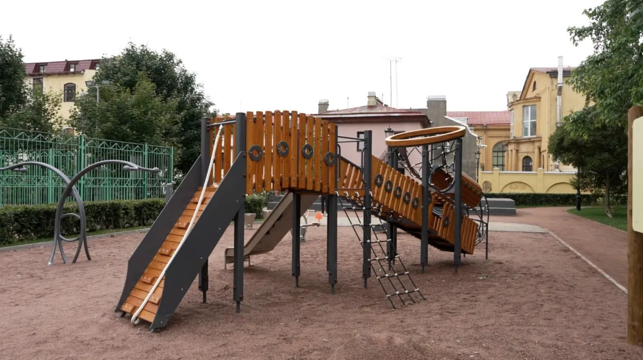 Петербургские муниципалитеты получили более 70 ордеров для благоустройства дворов Так уже в апреле мае улучшат двор у дома 17 по Комендантскому проспекту Также запланирован ремонт асфальта в МО Ульянка В планах до конца весны посадка деревьев мощение дорожек и установка уличной мебели в Суворовском городке в Петергофе а также другие объекты во всех районах города Финансирование программы Петербургские дворы в этом году составляет 6 25 млрд рублей Фото скриншот с видео Город Подпишись на Город Telegram MAX ВК