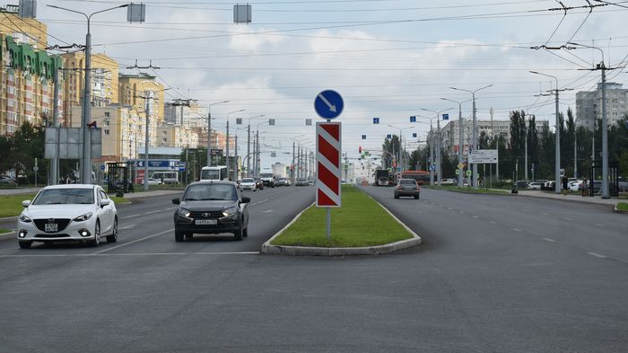 В Омске до сих пор не приняли отремонтированный бульвар Архитекторов Городская администрация до сих пор не приняла отремонтированный бульвар Архитекторов на реконструкцию которого было потрачено свыше 2 млрд рублей Движение по этой дороге на Левобережье открыли еще 31 июля и вот уже более трех недель подрядная организация СтройТраст устраняет на бульваре недостатки Приемка объекта еще не завершена Межведомственная комиссия в которую входят представители департамента строительства и стройконтроля ежедневно работает на объекте Подрядчик работает над устранением замечаниям по двум направлениям выданным по результатам проверки на соответствие проектным решениям и выявленным в ходе эксплуатации объекта цитирует департамент строительства мэрии портал НГС55 Ранее омичи жаловались на затопленные во время дождя пешеходные переходы и дорожки для прогулок Также на бульваре Архитекторов не хватает сопряжений с действующей тротуарной сетью из за этого жители начали вытаптывать газоны