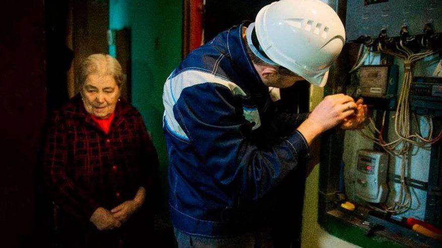 В Барнауле вынесли приговор банде электриков обманувших 77 пенсионеров Ленинский районный суд Барнаула 26 января вынес приговор группе мошенников которые под видом электриков и представителей оконных компаний обманывали пожилых жителей города и края Злоумышленники убеждали пенсионеров в якобы опасных неисправностях розеток выключателей или окон после чего склоняли их к замене оборудования за деньги В ходе разбирательства подтвердилось 117 преступных эпизодов от действий аферистов пострадали 77 пенсионеров рассказали в объединенной пресс службе судов Алтайского края По итогам процесса суд приговорил пятерых участников группы к реальному лишению свободы на срок от четырех до семи с половиной лет Еще двое фигурантов получили условные наказания Приговор в законную силу пока не вступил МЫ В МАХ