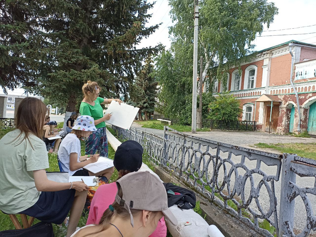 В Ульяновской области проходит XIV Всероссийская школа-пленэр «Киселевские зори. Сохраняя культурное наследие», в которой участвует преподаватель ДШИ № 6 Елена Муравьева с учениками Творческая смена стартовала 1 июля в поселке Сурское и посвящена художнице Елене Холодильной — супруге Николая Аркадьевича Пластова. Участники посетили музей Пластова в Прислонихе, где познакомились с произведениями Елены Холодильной, а также краеведческий музей Сурского, окунувшись в историю и культуру региона. Вдохновленные увиденным, ребята сделали зарисовки животных. Художники ДШИ № 6 участвовали в мастер-классах по рисованию букета полевых цветов пастелью и портрета, которые проводил заслуженный художник России Станислав Слесарский. В селе Лава на конезаводе ученики рисовали лошадей с натуры и общались с животными, что сделало работу особенно запоминающейся. Елена Муравьева, член Союза акварелистов России, провела мастер-класс по зарисовке фигуры акварелью, делясь своими секретами работы с цветом и светом. Урок по натюрморту акварелью провела Юлия Перевощикова, преподаватель ДШИ № 4 Казани. Также состоялся мастер-класс «Живопись, композиция и образ» от московского художника Петра Чеканцева. Юные художники посетили дополнительные занятия по рисованию портрета и архитектуры Сурского под руководством опытных мастеров.