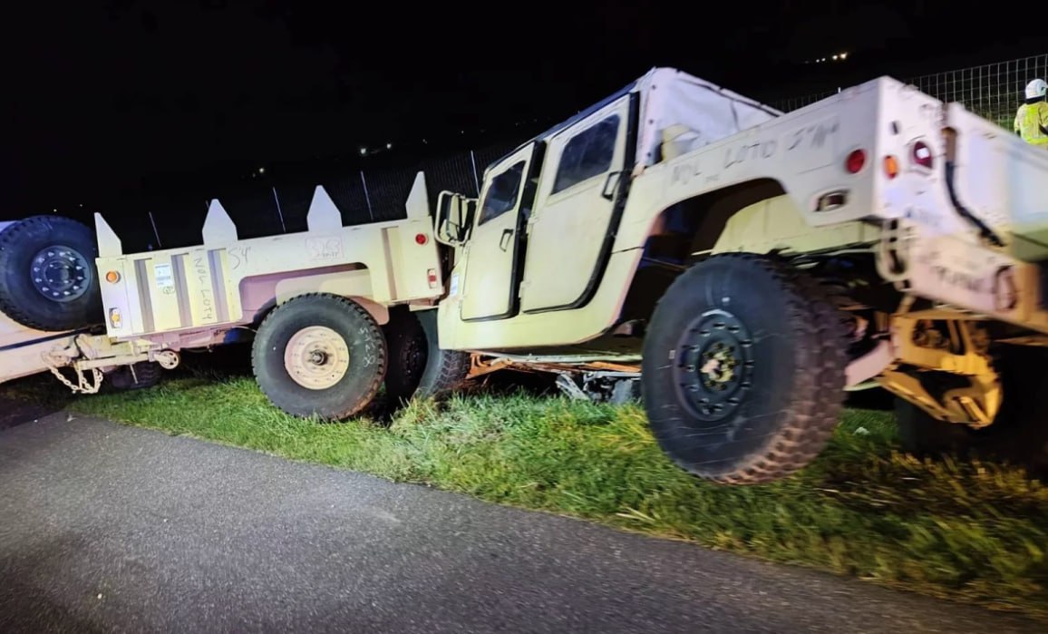 В Познаньском районе Польши произошла авария с двумя вездеходами марки Hummer американских военных и микроавтобусом сообщили в пожарном управлении в Познани ДТП произошло на трассе А2 в направлении Варшавы Четырех военных США и водителя автобуса госпитализировали с ранениями Обстоятельства аварии в ведомстве не уточнили однако на опубликованных пожарным ведомством фотографиях видно что автобус накренился и съехал с дороги Фото Komendy Wojewódzkiej Państwowej Straży Pożarnej w Poznaniu Следить за новостями РБК в Telegram