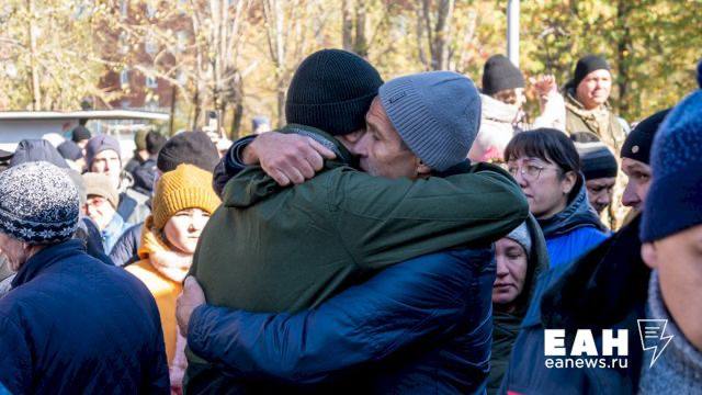 76 россиян прошедших опрос Russian Field хотят окончания СВО Если бы завтра Владимир Путин подписал мирный договор они бы поддержали это решение За мир выступают в основном женщины и опрошенные от 18 до 45 лет В основном это люди с высшим образованием и потребители интернет контента Противники подписания мирного договора в ближайшее время таких 16 в основном мужчины старше 45 лет Если бы завтра состоялось подписание мирного договора между Россией и Украиной вы были бы за за против проводы мобилизованных в свердловском Качканаре EanNews