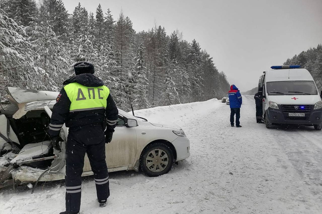 Жуткое ДТП на Серовском тракте: 28-летняя автоледи на Toyota ушла в занос и выехала задом на встречку, где ехала скорая.   В результате столкновения пожилые пассажиры легковушки – 67-летний мужчина и 74-летняя женщина – погибли на месте. Виновница ДТП, а также водитель и фельдшер скорой не пострадали.   : ГИБДД