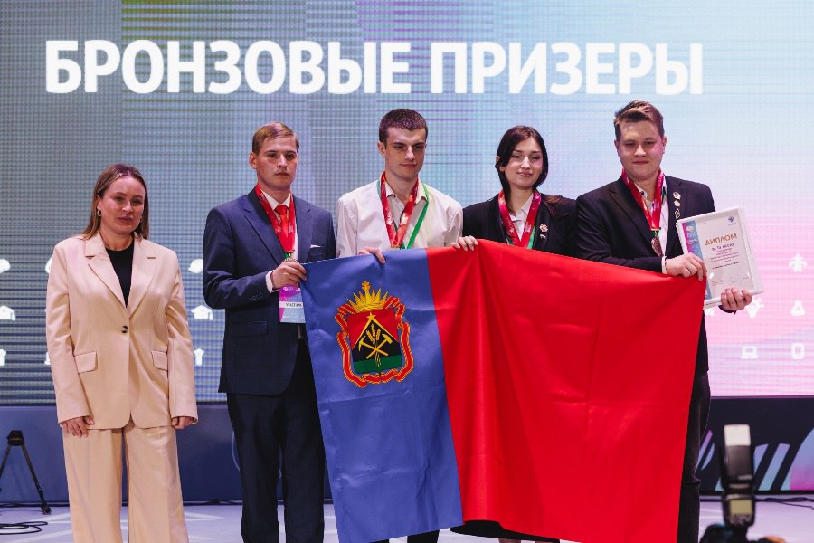 Кузбасские студенты стали призерами Международного инженерного чемпионата CASE-IN Две студенческие команды из Кузбасса стали призерами XIII сезона Международного инженерного чемпионата CASE-IN президентской платформы «Россия — страна возможностей». Команда «ТермоЕДС» КузГТУ стала бронзовым призером в направлении «Теплоэнергетика». Студенты успешно защитили идеи применения негазовых источников теплоснабжения и аккумуляторов тепловой энергии для теплоснабжения потребителя. Задание для команд подготовил партнер — компания «Газпром энергохолдинг». Еще один бронзовый призер — команда КузГТУ «Кузбасское эКспрессО». В направлении «Электроэнергетика» ребята решали кейс ПАО «Россети». Они разработали решение по строительству воздушной линии электропередачи от крупной генерации до энергодефицитного района с применением технологий переменного или постоянного тока, а также провели техническое и экономическое обоснование своих идей.