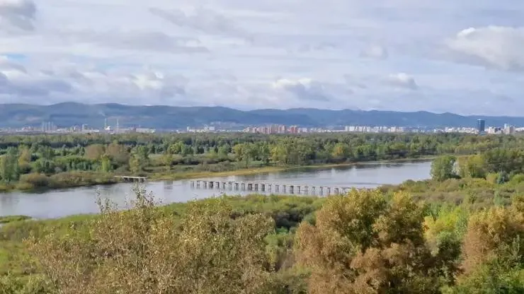 Проект нового моста из красноярской Зеленой Рощи на Татышев одобрила госэкспертиза Проект нового моста из Зеленой Рощи на остров Татышев получил положительное заключение госэкспертизы Об этом сообщил глава Красноярска Сергей Верещагин в своих соцсетях Следующий этап поиск подрядчика для строительства К работам планируем приступить в этом году Мост свяжет остров с Зеленой Рощей а у красноярцев появится уникальное многокилометровое пространство для прогулок по левому берегу почти до самого Николаевского моста Фото sibnovosti ru   Подписаться на sibnovosti ru предложить новость