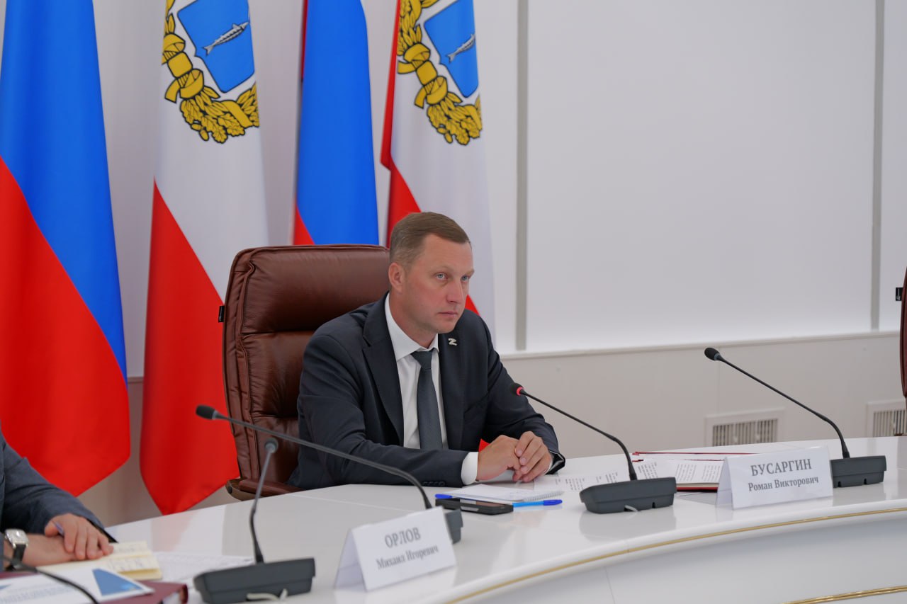 Губернатор Роман Бусаргин поручил представить план по оснащению общественного транспорта кондиционерами На прошлой неделе жители области жаловались на жару в общественном транспорте. Специалисты минтранса проверяют, какая температура в автобусах, троллейбусах и трамваях. Некоторый общественный транспорт вовсе не имеет кондиционеров. Губернатор Роман Бусаргин поручил местным властям разработать план по обновлению общественного транспорта. Он отметил, что нужно составить документ с информацией о том, какие изменения планируются в этом и следующем году: сколько и какие автобусы будут обновлены и оснащены кондиционерами. В ваших силах делать общественный транспорт удобнее для горожан. Жара стоит до 40 градусов, очевидно, что людям в общественном транспорте некомфортно. Надо менять эту систему, — подчеркнул Бусаргин. Ранее об этой проблеме говорил и депутат ГД Николай Панков. Он отметил несправедливость стоимости проезда, которая не соответствует качеству перевозок пассажиров. Прислать новость