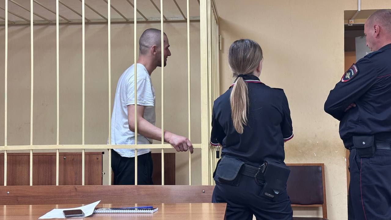 Прокуратура Заволжского района направила в суд уголовное дело о грабеже из-за комплимента   Прокуратура Заволжского района г. Ярославля утвердила обвинительное заключение по уголовному делу в отношении ранее судимого 34-летнего жителя Заволжского района г. Ярославля.    Мужчина обвиняется в совершении преступления, предусмотренного  п. «г» ч. 2 ст. 161 УК РФ  грабеж,  совершенный с применением насилия,  не опасного для жизни или здоровья .   По версии следствия, в мае 2025 года обвиняемый отдыхал с супругой в лесном массиве на территории Заволжского района   г. Ярославля. Когда случайный знакомый сделал комплимент его жене, мужчина на почве ревности нанес ему несколько ударов по лицу, а когда потерпевший упал, взял его телефон.    С места преступления обвиняемый скрылся.      Уголовное дело направлено в Заволжский районный суд города Ярославля для рассмотрения по существу.     За совершение указанного преступления злоумышленнику грозит наказание в виде лишения свободы на срок до 7 лет.   Уголовное дело расследовалось районным отделом полиции.