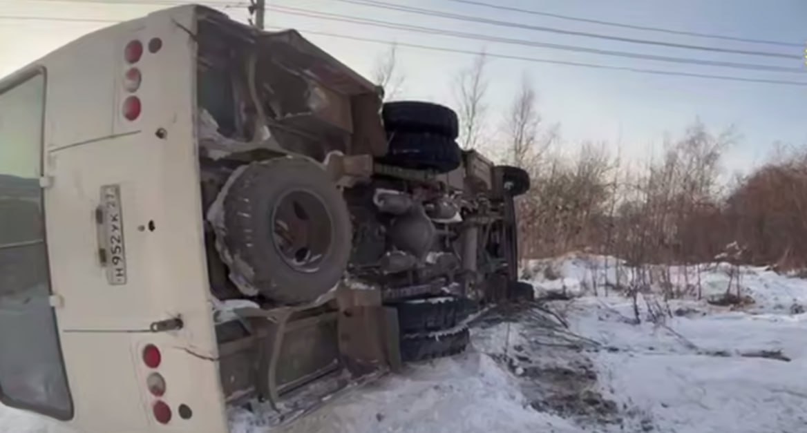 В поселке Чныррах Николаевского района опрокинулся рейсовый автобус ПАЗ 101 маршрута Пострадала пассажирка У автобуса была лысая резина А администрация не почистила дорогу покрытую льдом