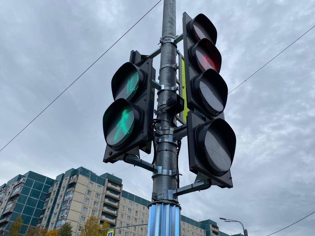 Новые светофорные объекты в Красносельском районе помогут ускорить движение на трамвайном маршруте №60  Их построят в рамках соответствующей Адресной программы в 2025 году по адресам:    Петергофское шоссе, д. 59;   Маршала Казакова, д. 22;   Маршала Казакова, д. 28.  Новые светофорные объекты также позволят повысить уровень безопасности всех участников дорожного движения. С полной Адресной программой по строительству светофорных объектов можно познакомиться по ссылке.  Работы по строительству и подключению нового оборудования, обеспечивающего безопасность на дорогах Петербурга, планируется завершить к концу текущего года. Их проведет ГКУ «Дирекция по организации дорожного движения», подведомственное Комитету по транспорту.  Все новые светофорные объекты будут подключены к автоматизированной системе управления дорожным движением, что позволит управлять ими дистанционно из Центра управления дорожным движением, производить диагностику оборудования и корректировать режим регулирования без выезда на адрес.