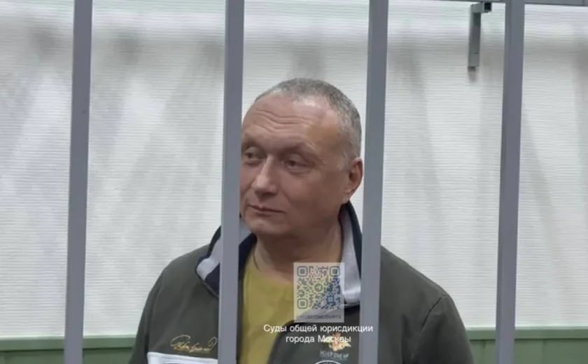 С экс-сенатора Савельева могут взыскать долги перед кредиторами А именно свыше 2,5 млрд рублей долгов принадлежащей ему компании «Уралстройнефть», как сообщает «Коммерсантъ». Напомним, сейчас Савельев обвиняется в организации покушения на убийство своего бизнес-партнера. «Уралстройнефть» обанкротилась и выплатить долги перед кредиторами не смогла. Тогда арбитражный суд принял решение возложить обязанность по погашению долгов на Савельева и связанных с ним лиц, так как экс-сенатор является конечным бенефициаром компании. Отмечается, что экс-сенатор принимал участие в совершении сделок по выводу активов стройфирмы. Девятый арбитражный суд вынесен свое решение 13 мая. Если его оставят без изменения, то у Генпрокуратуры появится повод для подачи антикоррупционного иска в отношении Савельева, так как он занимался бизнесом, находясь на госслужбе.