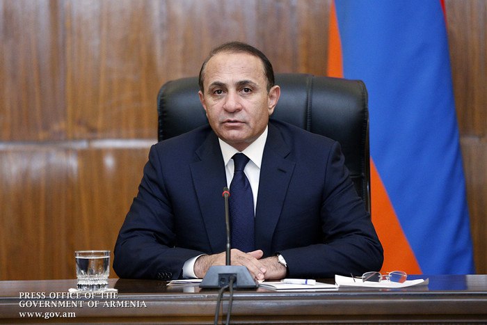 В Армении задержан экс премьер-министр за подозрения в большой коррупции Сегодня утром антикоррупционный комитет Армении задержал Овика Абрамяна, а до этого в его доме провели обыск. Комитет сообщил, что Абрамян арестован по обвинению в отмывании денег, злоупотреблении должностными полномочиями и незаконном участии в предпринимательстве. Сейчас его допрашивают.