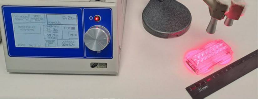 Российские учёные повысили эффективность доставки лекарств в опухоли с помощью наносистем Исследователи из Института высокомолекулярных соединений РАН филиал НИЦ Курчатовский институт ПИЯФ и НМИЦ онкологии имени Н Н Петрова разработали гибридные наносистемы которые помогают препаратам накапливаться в опухолевых тканях и дольше там удерживаться Новая система сочетает сразу три компонента наночастицы селена фотосенсибилизатор радахлорин и полимерный каркас Она работает как наноконтейнер доставляющий препарат непосредственно в опухоль а также усиливает его терапевтический эффект После активации лазером запускается фотодинамическая терапия разрушающая раковые клетки Исследования показали что наносистемы избирательно накапливаются в опухолях и замедляют выведение лекарства Это повышает эффективность лечения и потенциально снижает побочные эффекты для пациентов Разработка также открывает возможности для более точной диагностики и комбинированной терапии совместно с химиотерапией и хирургией Результаты исследования опубликованы в журнале Вопросы онкологии БиоТехнологии