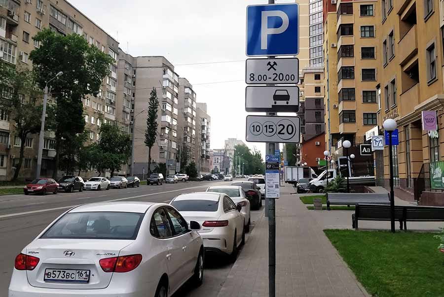 В Ростове сумма штрафов за парковку за год удвоилась и превысила 70 миллионов рублей. За первые шесть месяцев 2025 года сумма штрафов за неоплаченную парковку в донской столице составила 70,3 миллиона рублей. Год назад этот показатель был почти в два раза меньше — около 35 миллионов. Всего за полугодие платные парковки пополнили городской бюджет на 76,8 миллиона рублей, из которых 6,5 миллиона пришлись на оплату самих мест, а остальное — на штрафы. Для сравнения, ещё в 2022 году система принесла городу лишь 10,8 миллиона. При этом тариф на стоянку остаётся одним из самых низких в стране — 35 рублей в час, хотя штраф за неоплату составляет 1,5 тысячи. Власти обсуждают повышение цены до 70 рублей за час, но новая методика пока только проходит согласование в правительстве области. Ставьте смайлы, чтобы выразить своё мнение, и скидывайте пост друзьям — тема коснётся многих. Подписаться Связь с редакцией