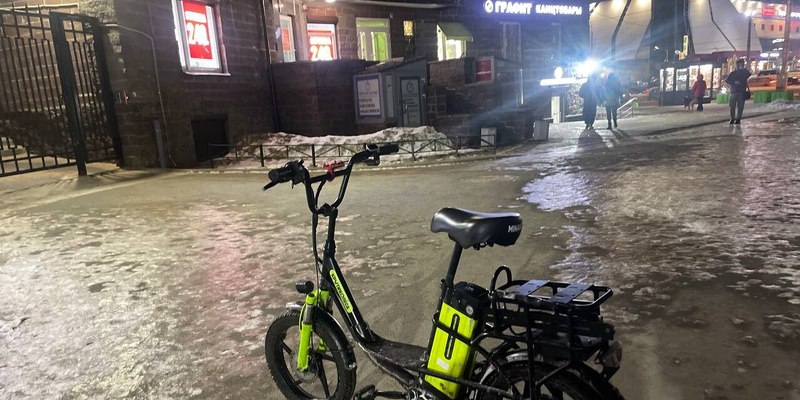 Да ладно?! В Петербурге велокурьеров хотят изгнать с тротуаров  Давно бы так! Власти Северной столицы, похоже, услышали стоны петербуржцев, которые намаялись соседством с курьерами на электрических велосипедах. Сейчас они носятся на своих «байках» прямо по тротуарам, где ходят и дети, и мамы с колясками. Между пешеходами и доставщиками вспыхивают настоящие войны.  И вот, наконец, спикер ЗакСа Бельский выступил с заявлением: велокурьеров нужно передвинуть на дороги и запретить им ездить по тротуарам. Слова – долгожданные. Но. До решения вопроса на уровне закона еще далеко. Согласно ПДД курьеры на электровелосипедах приравнены к обычным велосипедистам.  А значит, эти «электровеники» тоже могут использовать для движения тротуар. И чтобы, правда, выдавить курьеров на дороги – нужно будет менять аж федеральное законодательство. Депутаты Петербурга! Выступите первыми в стране с такой идеей! Поддержим всем городом!  #Питер #Ньюс #Курьеры #Запрет  Piter News 24 - Подписаться