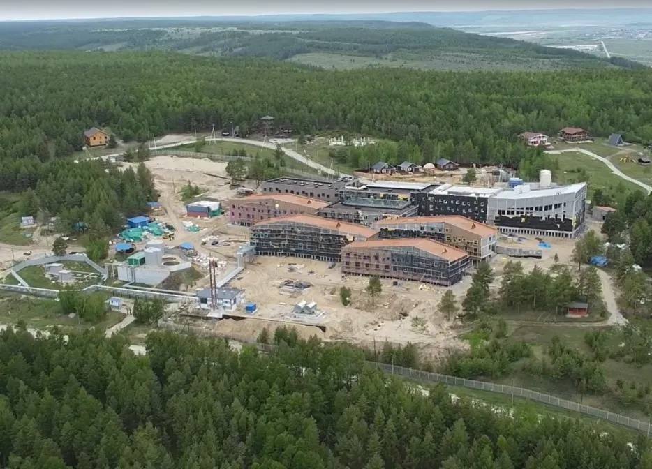 «Полярная Звезда»: В Якутии строят крупнейший детский центр для отдыха и образования  В 23 километрах от Якутска, на территории туристического кластера «Северная Мозаика», строят круглогодичный центр «Полярная Звезда» — крупнейший проект в сфере детского отдыха и дополнительного образования в регионе. Центр станет одним из самых современных детских учреждений в стране, способным ежегодно принимать более 5 200 детей.  Подробнее читайте по ссылке      Фото: пресс-служба главы и правительства Якутии