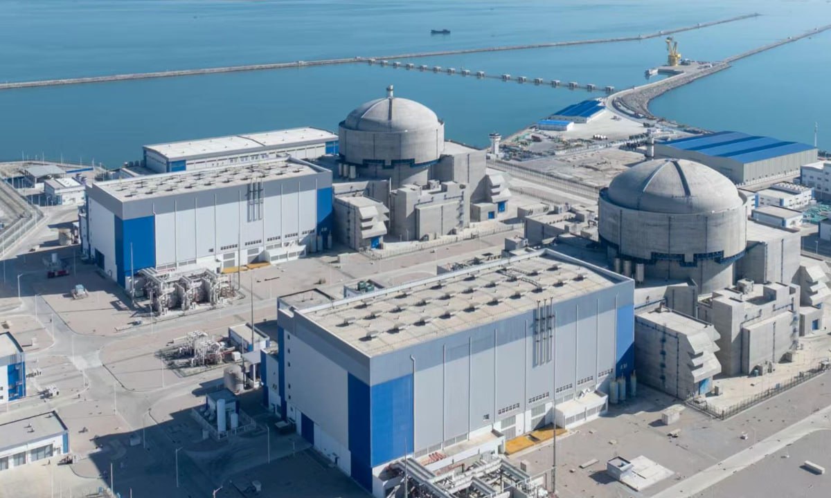 Китай запустил атомного дракона На крупнейшей в мире АЭС в Чжанчжоу Китай запущены первые два энергоблока с реакторами Hualong One местной разработки Второй блок успешно прошел финальные 168 часовые испытания и введен в коммерческую эксплуатацию Первый блок работает с января 2025 года Два реактора будут генерировать около 20 млрд кВт ч электроэнергии в год а это значит что выбросы углекислого газа сократятся примерно на 16 млн тонн в год Hualong One флагманский китайский реактор третьего поколения сертифицированный для международного рынка Когда на площадке в Чжанчжоу будут построены все шесть запланированных энергоблоков станция станет крупнейшей в мире атомной электростанцией с одним типом реактора местной разработки Она будет вырабатывать около 60 млрд киловатт часов электроэнергии в год что значительно улучшит энергобаланс провинции Фуцзянь