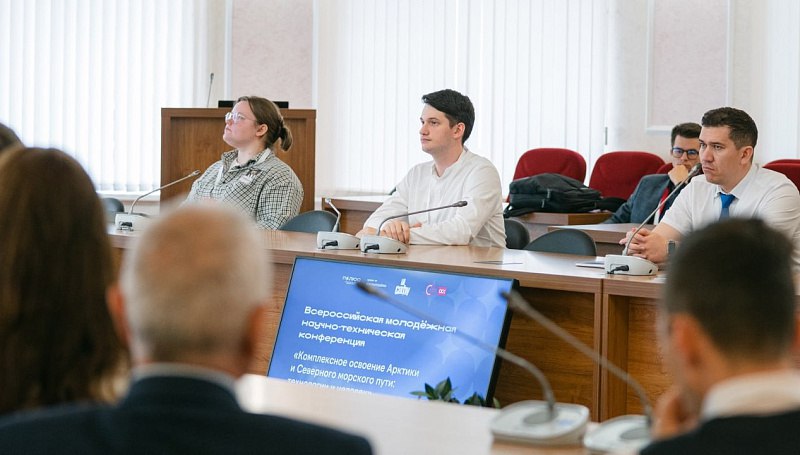 В Архангельске на форуме Полюс более 30 молодых ученых представили свои исследования о будущем Арктики и Северного морского пути На конференции обсудили судостроение экологию сохранение культурного наследия и жизнь человека в условиях Севера Лучшие работы касались технологий судостроения влияния нефтегазодобычи на природу НАО и роли пропаганды в формировании имиджа СССР как арктической державы Форум проходит в рамках нацпроекта Молодежь и дети и объединяет исследователей из разных регионов России Фото Агентство по делам молодежи Архангельской области