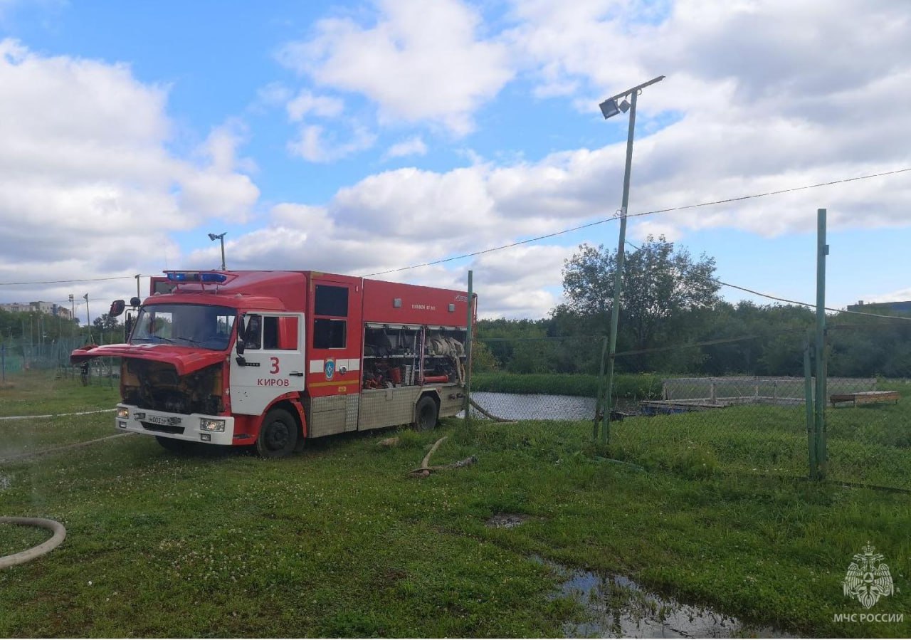 Пожар в банном комплексе на ул. Милицейской произошёл сегодня утром в Кирове. В 8:17 огонь потушен, продолжается проливка места пожара, сообщили в МЧС. По предварительным данным, пострадавших нет. Причины происшествия устанавливаются.  Прислать новость:      Подпишись на «Источник»