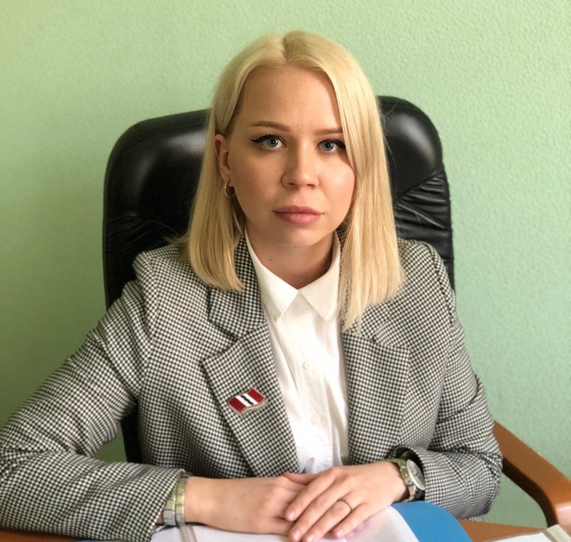 Экс-депутата заксобрания и депутата горсовета Омска обвинили в мошенничестве на 1,8 млн рублей В Омске завершено следствие по делу о мошенничестве с зарплатой в заксобрании. Перед судом по обвинению в хищении более 1,8 млн предстанут трое, в том числе бывший депутат заксобрания Омской области Дарья Бикмаева на фото и депутат горсовета Омска Инна Гомолко, уточняет ТАСС. По версии СК, с октября 2021 по декабрь 2023 года обвиняемые, действуя по предварительному сговору группой лиц, путем фиктивного трудоустройства гражданина на должность помощника депутата заксобрания Омской области похитили в общей сложности 1,87 млн рублей из фонда оплаты труда. Обвиняемым избрана мера пресечения в виде подписки о невыезде и надлежащем поведении. По инициативе следствия наложен арест на имущество обвиняемых на общую сумму 7,6 млн рублей. Фото: omskinform.ru Подписаться Прислать новость Помочь бустами