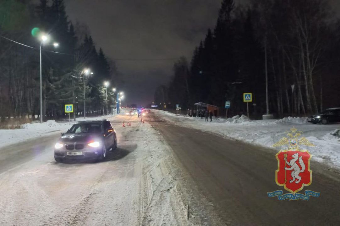 В поселке Балтым сегодня около 7:00 на нерегулируемом пешеходном переходе у остановки напротив дома на Первомайской, 82 водитель BMW сбил двух женщин. Пешеходы 1964 и 1988 годов рождения получили травмы и в настоящее время находятся под наблюдением медиков.   Со слов водителя, он не заметил пешеходов на переходе. На месте происшествия работают сотрудники ДПС. По данному факту проводится проверка.   : Госавтоинспекции региона.