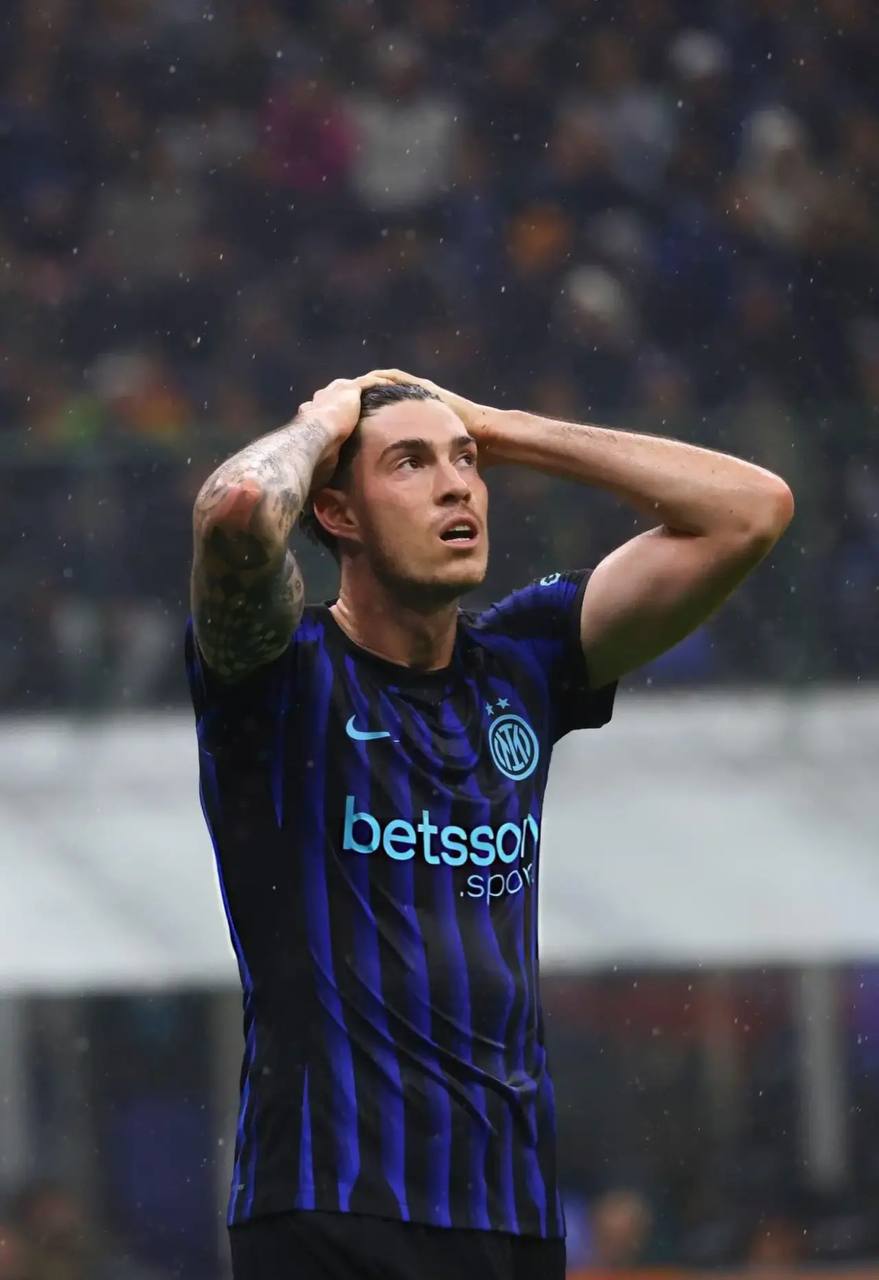 Дом защитника Интера ограбили во время матча ЛЧ В момент ограбления в доме никого не было Алессандро Бастони находился на стадионе в преддверии домашнего матча Лиги чемпионов против Кайрата 2 1 Преступники похитили дорогие сумки и часы среди которых как сообщают источники были два экземпляра бренда Rolex Грабители успели скрыться с места преступления до прибытия службы охраны и правоохранительных органов Местные представители власти начали расследование по поводу инцидента Подписывайтесь на РИА Новости Спорт в MAX