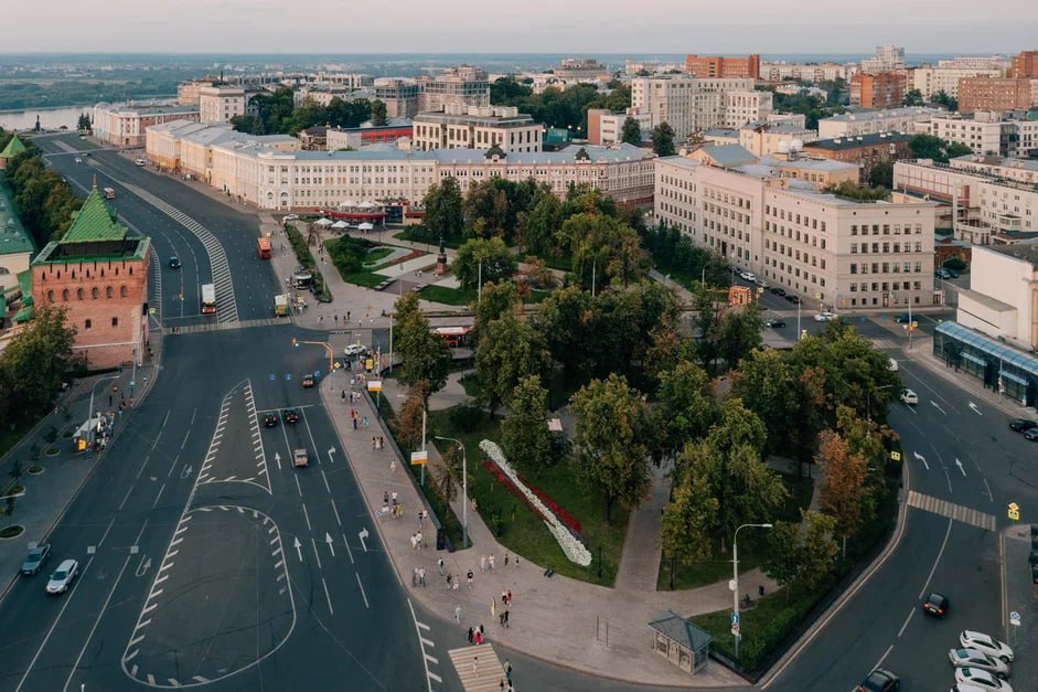 В общероссийском рейтинге индекса качества городской среды за 2024 год среди городов миллионников Нижний Новгород занял шестое место Эксперты оценивали архитектуру уличную инфраструктуру озеленение современность общественной среды Впереди нас Москва Санкт Петербург Казань Пермь и Уфа И сегодня ведущий Открытой студии Сергей Дивеев вместе с основателем компании Ордер автором идеи Красочный город будущего Русланом Филатовым спрашивают Вы порекомендуете переехать в Нижний Новгород   Присоединяйтесь к эфиру сегодня в 18 10 Вести FM 98 6 FM Маяк 92 4 FM Радио России 93 9 FM Telegram   t me gtrk nn Прямой эфир на телеканале Нижний Новгород 24  Телефон прямого эфира 7 831 437 09 86 Прислать новость Главные новости региона Telegram MAX