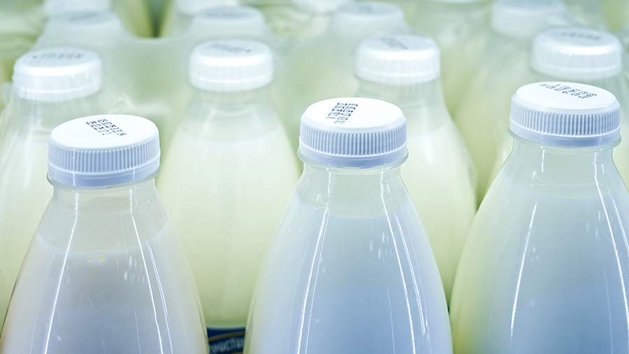 Каждое пятое молоко подделка как фальсификат захватывает полки магазинов   Почти 18 молочной продукции на российских прилавках в 2025 году оказалось фальсифицированной   Подделки создаются путём добавления растительных жиров крахмала сои и неучтенных компонентов для снижения себестоимости   Роспотребнадзор с мая 2024 года заблокировал 613 млн попыток продажи нелегальных товаров 278 млн из которых незаконно введенная в оборот продукция Согласно данным Роскачества аналогичная проблема касается и других категорий в ноябре 2025 года признаки фальсификации были выявлены в половине проверенных марок оливкового масла Для потребителей это означает что доверять нужно не только цене и бренду но и проверенным каналам покупки а также обращать внимание на состав