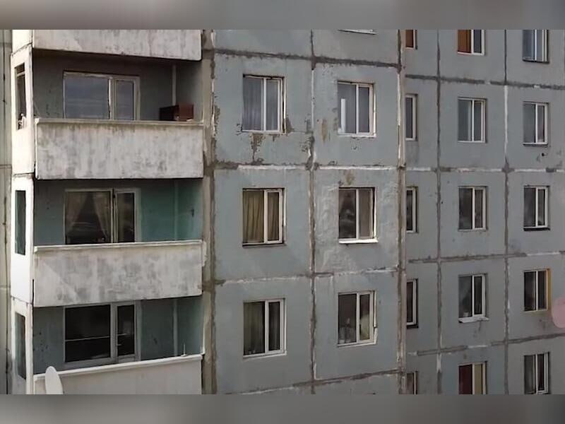В Чите рассмотрят апелляцию по делу Альберта Мурадяна 3 сентября краевой суд займётся апелляционными жалобами адвокатов на приговор бывшему строителю Альберту Мурадяну осуждённому за мошенничество при незаконной перестройке многоэтажки в Борзе По версии следствия с 2006 по 2015 год он без разрешений реконструировал дом на улице Савватеевской увеличив число квартир с 107 до 162 Продал его за 230 млн рублей а в 2019 году здание признали аварийным Мурадян был приговорён к 8 годам лишения свободы штрафу в 800 тыс рублей и выплате более 233 млн рублей компенсации Суд шёл заочно подсудимый скрылся и объявлен в федеральный розыск На апелляции он также не появится Оставит ли краевой суд приговор в силе или пересмотрит его ZAB RU