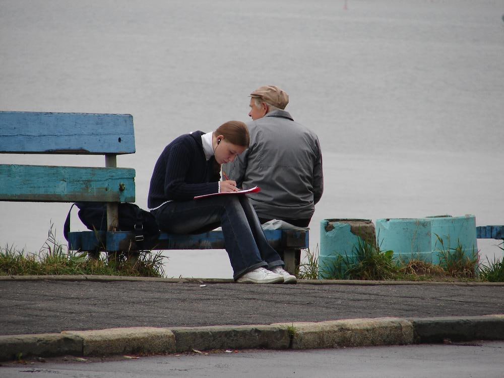 Многие жители Северо-Запада хотели бы повысить финансовую грамотность  Центр аналитики и исследований МТС AdTech и МТС Банк выяснили, как россияне оценивают собственный уровень финансовой грамотности.  Большинство респондентов на Северо-Западе хотели бы лучше разбираться в теме инвестиций и управления финансами.  По данным опроса, только 9% принявших участие в исследовании в северо-западных регионах оценивают свою финансовую грамотность на очень высоком уровне.  Чуть больше респондентов признаются, что, либо слабо владеют финансовой грамотностью  11% , либо только начинают разбираться в теме  14% .  Больше половины опрошенных оценили свои знания на среднем уровне  66% .  При этом подавляющее большинство жителей Архангельской области и других северо-западных регионов  79%  хотели бы повысить финансовую грамотность и лучше разбираться в управлении денежными средствами.  В пятерку федеральных округов, жители которых задумываются об улучшении знаний, вошли Северо-Кавказский, Уральский, Центральный и Приволжский.
