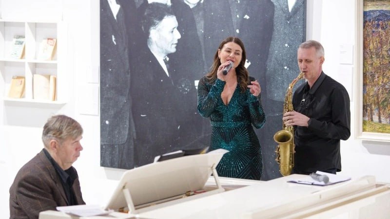 Сахалинцам предложили провести разудалый день Масленицы вместе с Поющим музеем В четверг 19 февраля в Сахалинском областном художественном музее состоится вечер Поющего музея Для островитян выступят авторы Алексей Толстяков и Ирина Чаленко а также артисты Сахалинской филармонии Южносахалинцев ожидает не только знакомый формат поэтической дуэли Для них выступит народный вокальный ансамбль Надежда под аккомпанемент баяна Кроме того вечер скрасят представители филармонии за роялем Олег Анохин а на трубе и флейте сыграет Михаил Волох Роль ведущей мероприятия традиционно отвели художественному руководителю проекта Поющий музей телеведущей солистке Сахалинской филармонии Ярославне Калашниковой Поскольку четверг будет масленичный для гостей Поющего музея подготовили угощения блины с разными начинками которые удивят даже гурманов В 17 00 заработает выставка ярмарка работ местных ремесленников а поэтическо музыкальный праздник стартует в 19 00 Проект реализуют при поддержке губернатора Валерия Лимаренко и областного министерства культуры и архивного дела Подписаться на нас Telegram I MAX Прислать нам новость Sakhonlinebot