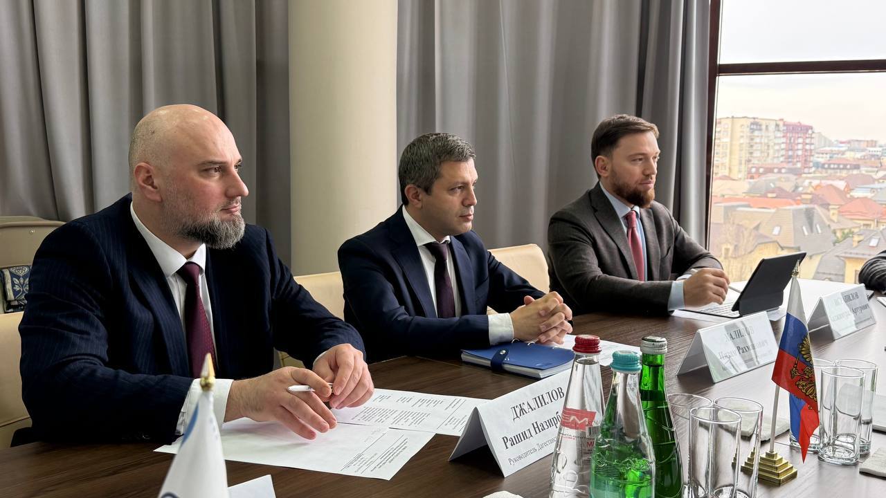 Дагестан и Турция обсуждают локализацию в республике производства тракторов В Махачкале состоялись переговоры с представителями турецкой компании MKB Group посвящённые возможности на организации в регионе сборочного производства сельскохозяйственной техники в первую очередь тракторов Встреча прошла на базе Центра поддержки экспорта Республики Дагестан Со стороны Дагестана в переговорах приняли участие вице премьер Правительства РД Ризван Газимагомедов руководитель Агентства по предпринимательству и инвестициям Хаджимурад Исрапилов министр промышленности и торговли республики Низам Халилов общественный советник Главы РД директор Центра поддержки экспорта Руслан Абаскулиев руководитель отделения РСПП Рашид Джалилов Турецкую сторону представлял директор по развитию MKB Group Озалтын Фазлы и другие представители компании Вице премьер Ризван Газимагомедов ознакомил турецких партнёров с промышленным потенциалом республики и подчеркнул давний характер взаимовыгодных экономических связей между Дагестаном и Турцией Запуск и локализация производства даст мощный импульс для развития наших предприятий и их производственных мощностей повысить загрузку Более того считаю необходимым в перспективе проработать меры дополнительной господдержки в этом проекте задействованных предприятий отметил Ризван Газимагомедов В рамках внешнеэкономической стратегии региона Турция является для нас важным технологическим партнёром отметил Руслан Абаскулиев Центр экспорта работает не только над вывозом готовой продукции но и над привлечением инвестиций и передовых технологий для развития локального производства Мы рассматриваем локализацию сборки сельхозтехники как необходимый элемент для системного развития агропромышленного комплекса Дагестана При поддержки Правительства РД совместно с Агентством по предпринимательству и инвестициям РД будем работать над реализацией этого проекта Стороны договорились продолжить работу по детальной проработке инвестиционного проекта Предполагается что участниками проекта по сборке станут дагестанские предприятия Дагдизель АО Концерн КЭМЗ Всего ожидается выпуск до 70 тракторов в месяц