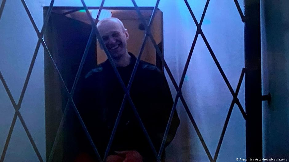 ЕСПЧ признал задержание Навального незаконным и указал на жестокое обращение с ним Европейский суд по правам человека осудил Россию за незаконное лишение свободы Алексея Навального и бесчеловечное обращение с ним Суд обязал РФ выплатить 26 тыс евро в качестве компенсации за нематериальный ущерб ЕСПЧ постановил что осуждение политика после его возвращения в Россию в 2021 году основано на непредсказуемом применении внутреннего законодательства На протяжении всего периода содержания под стражей существовала реальная и непосредственная угроза жизни Навального постановил ЕСПЧ отметив что он одновременно подвергался нескольким формам жестокого обращения в местах содержания под стражей что в совокупности свидетельствовало о бесчеловечном и унижающем достоинство обращении Алексей Навальный в августе 2020 года потерял сознание на борту рейса Томск Москва Он проходил лечение в Германии Международные эксперты установили что он был отравлен нервно паралитическим веществом группы Новичок В январе 2021 года Навальный вернулся из Германии в Россию где был задержан и осужден 16 февраля 2024 года политик которого считали главным политическим соперником Владимира Путина при невыясненных обстоятельствах скончался в колонии в Ямало Ненецком автономном округе dwglavnoe