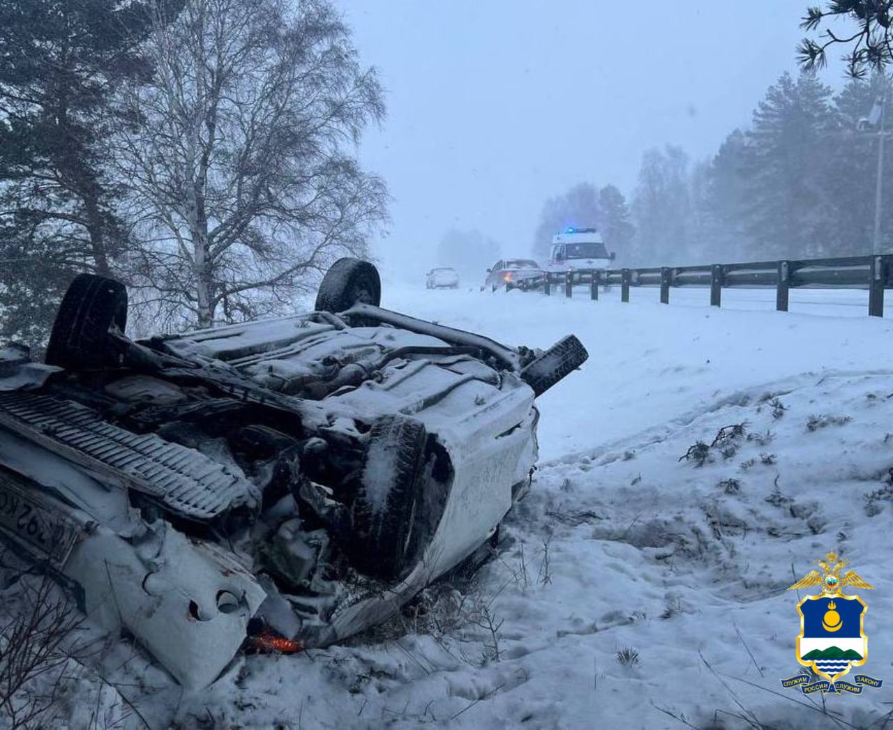 Детей доставили в больницу стали известны подробности аварии в Прибайкальском районе Предварительно на 378 км трассы Байкал 64 летний водитель Тойоты Короллы Филдер выехал на встречную полосу и столкнулся с Рено За рулем находился 65 летний мужчина В результате ДТП травмы получили четыре человека в том числе два пассажира 6 и 12 лет Их доставили в больницу сообщили в УГИБДД по Бурятии   Канал Ариг Ус в MAX