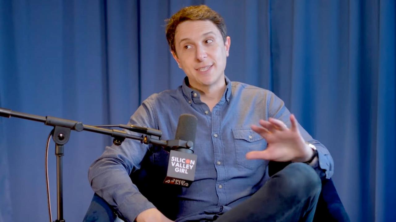 В ИИ от Google будет реклама но пока непонятно какая Об этом на подкасте Silicon Valley Girl рассказал Робби Стейн вице президент по продуктам Google Search По его словам сейчас в компании работают над новыми и оригинальными форматами рекламы Я думаю что это возможность сделать будущее ещё более полезным для вас особенно в контексте персонализированной рекламы Поэтому мы начали эксперименты с рекламой в режиме ИИ и в рамках возможностей Google AI Rozetked Plus