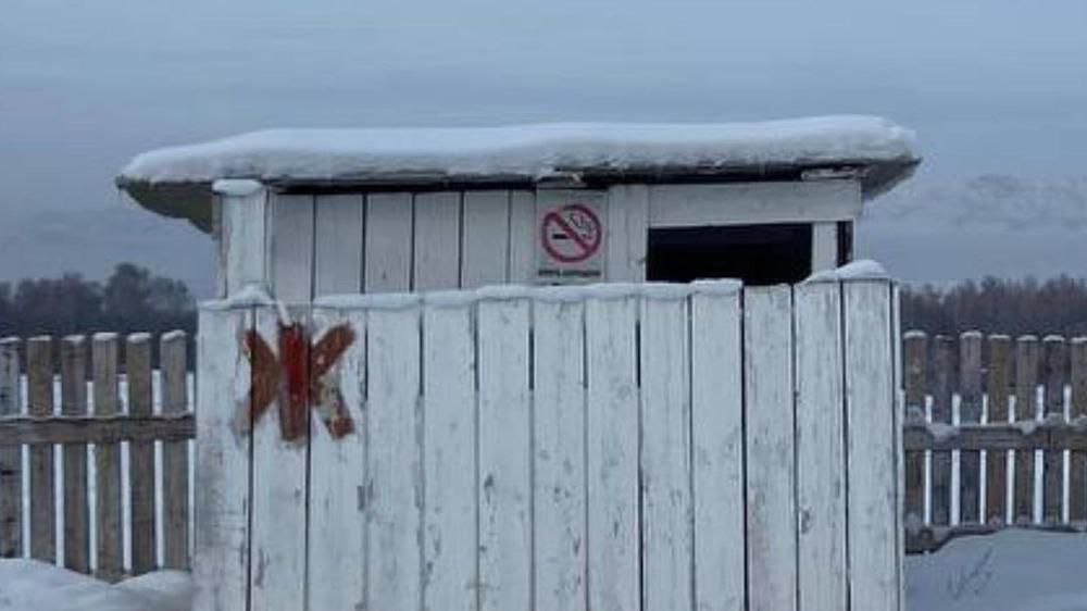 В России насчитывается более 3 тысяч школ без канализации и водопровода В тысячах школ России отсутствуют базовые удобства. По подсчётам проекта «Если быть точным», основанных на данных Минпросвещения, на 2024 год: • в 3,9 тыс. школ нет канализации, • в 3,4 тыс. — водопровода, • в 3,5 тыс. — центрального отопления. Самая тяжёлая ситуация — в Тыве. Там нет канализации более чем в половине школ. На втором месте идут Дагестан и Якутия, где нормальными туалетами не оснащены 41% учебных заведений. Эти же регионы являются лидерами антирейтинга по количеству водопроводов. Центрального отопления нет: • в 68% школ Тывы, • в 35% школ Калмыкии, • в 31% школ Ингушетии. В 2024 году капитального ремонта требовали 27% школ. Наиболее остро проблема стоит в Мурманской и Кировской областях 77% и 69% соответственно , Карелии 65% и Кабардино-Балкарии 64% . В 2024 году в России насчитывалось 508 аварийных школ. Речь идет о зданиях, которые не просто требуют ремонта, а признаны небезопасными для пребывания. В среднем по стране таких школ меньше 1%, но в ряде регионов ситуация значительно хуже. Аварийными признаны: • в Тыве — 10% школ, • в Дагестане — 6%, • в Якутии — 5%. Для вдалбливания в головы «Духовно-нравственной культуры» и «традиционных ценностей», отсутствие водопровода и центрального отопления не помеха. Подписаться Обратная связь