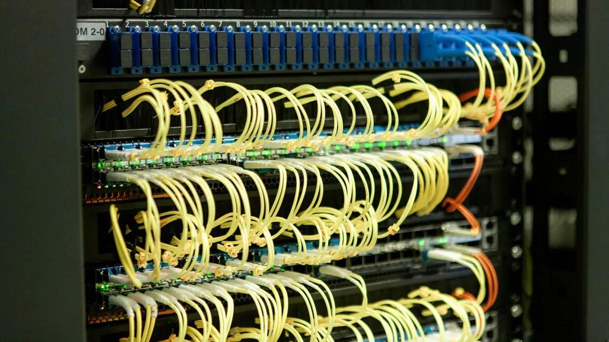 На каждый проданный зарубежный сервер приходится три российских По данным IT-холдинга Fplus, соотношение отечественных серверов к зарубежным в корпоративном канале составило по итогам 2024 года 75% на 25%, а доля российской продукции, объем которой в 2024 году составил 100-110 млрд рублей, выросла на четверть. Многие компании при этом продолжают использовать существующую IT-инфраструктуру, построенную на иностранном оборудовании, но в закупках новых серверов отдают предпочтение российским производителям, констатируют в Fplus. Подробности на сайте : Фото Getty Images