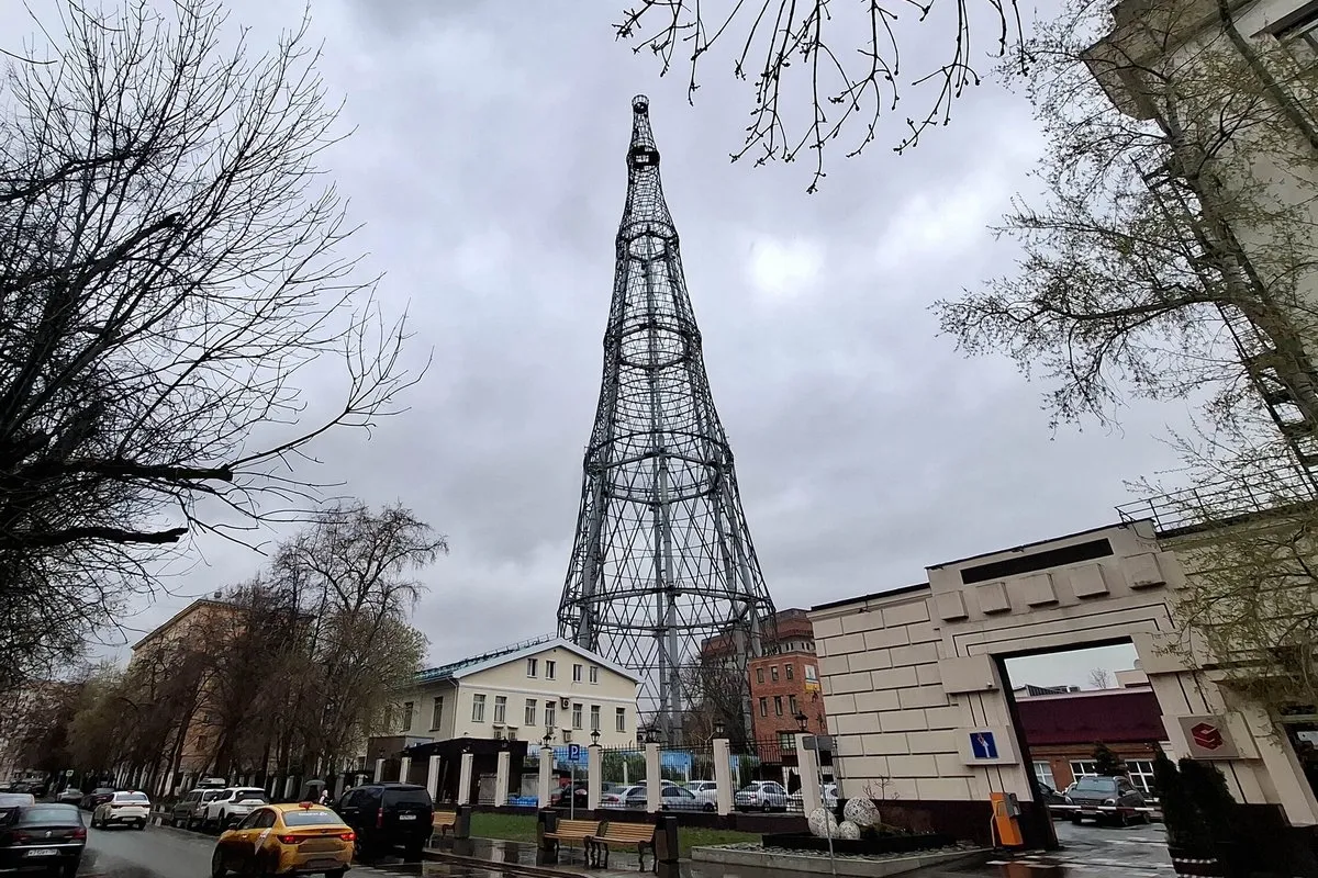 Шуховскую башню ждет масштабная реконструкция первая с момента ее постройки в 1922 году Памятник авангарда разберут снизу вверх секцию за секцией а затем соберут заново уже из новых материалов Исторический облик сооружения сохранится На башне планируют оборудовать смотровые площадки и лифт который установят внутри конструкции на отдельном фундаменте Сроки работ не уточняются Подробно о прошлом и настоящем Шуховской башни мы писали в 2022 году к ее 100 летию Больше новостей в Daily News VK